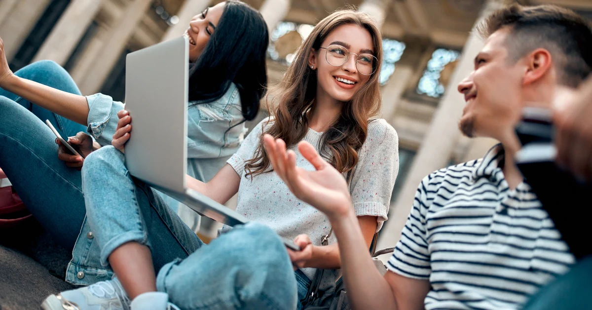 What are the key steps in writing a narrative essay outline?